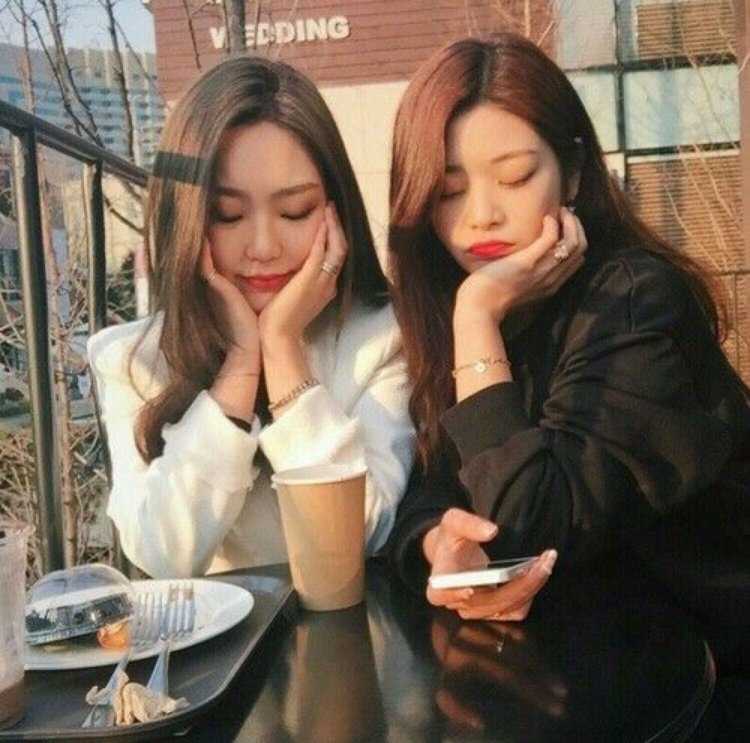 Кореянка в кафе