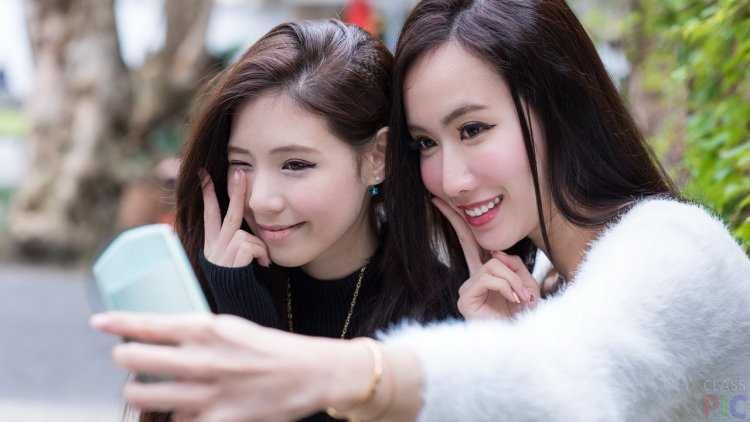 Две девочки азиатки