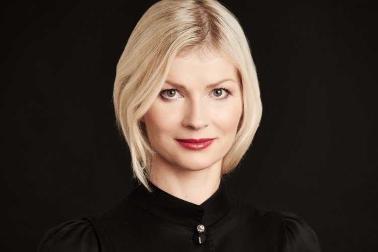 Блондинка с веснушками