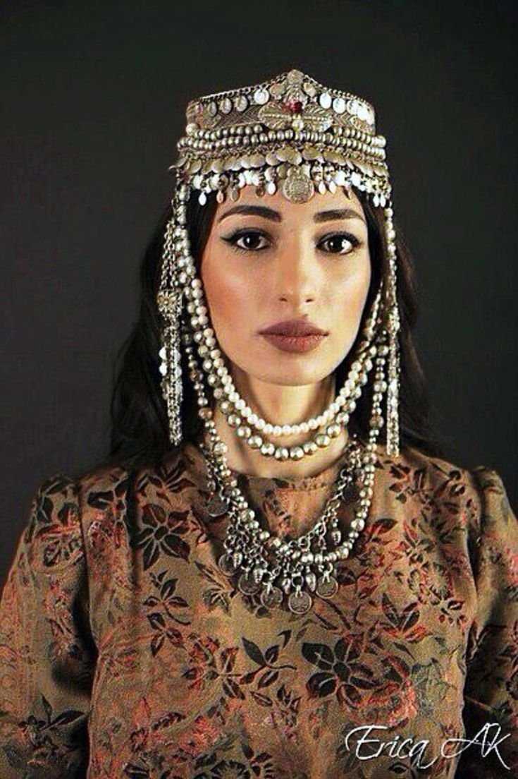 Армянский национальный костюм Сирушо