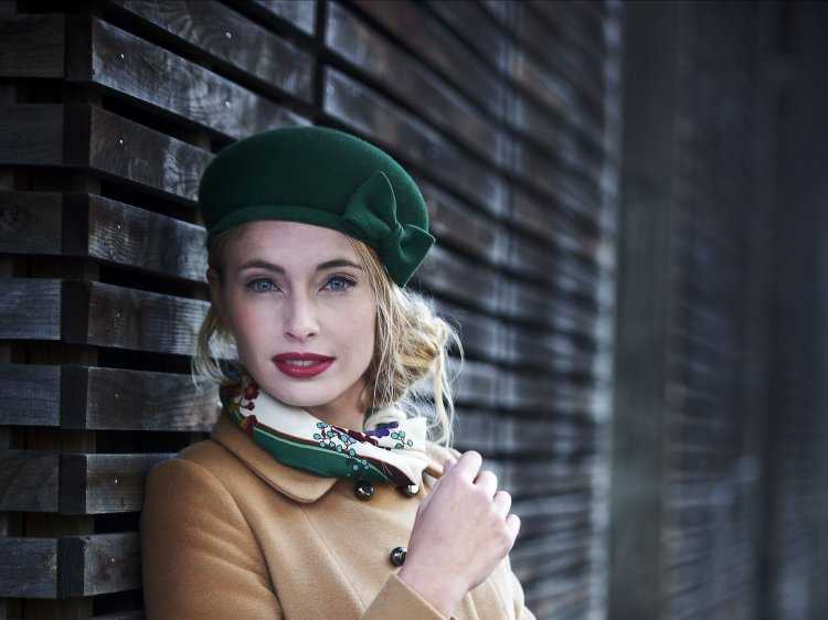 Красивая девушка в Париже