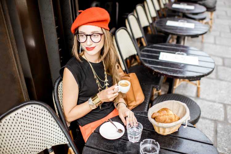 Фотосессия во французском стиле в кафе