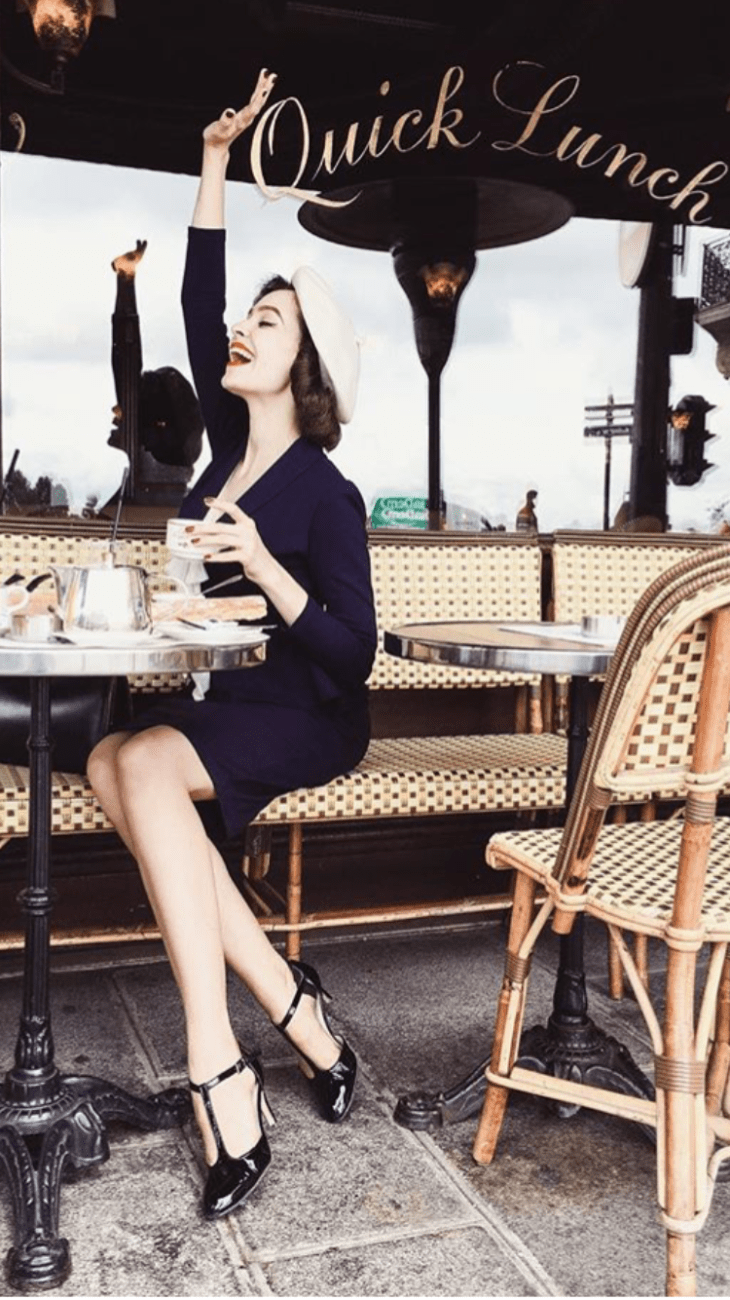 Фотосессия в парижском стиле кафе