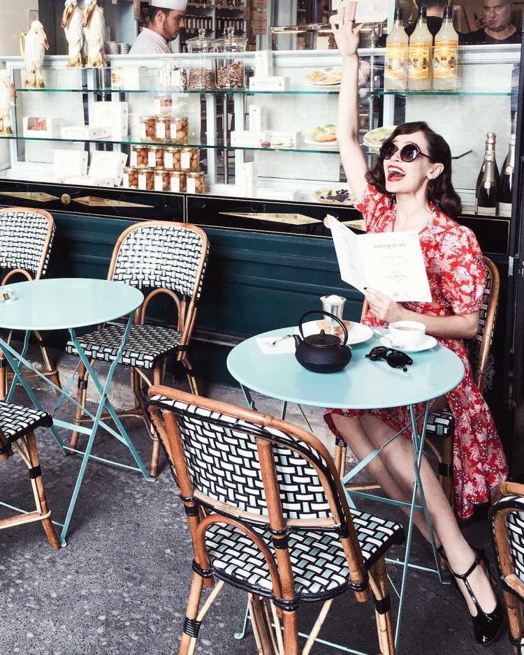 Француженка в кафе