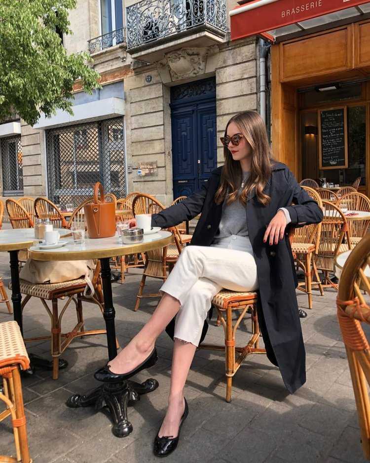 Француженка в кафе