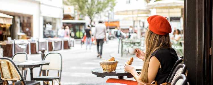Француженка в кафе19