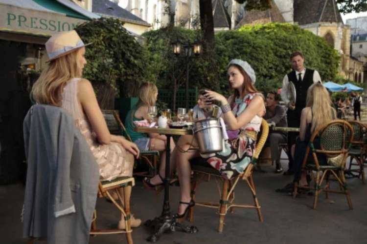 Девушка в уличном кафе