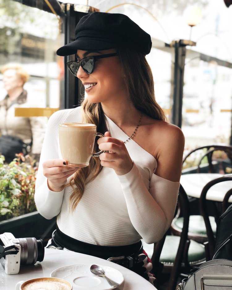 Девушка с кофе