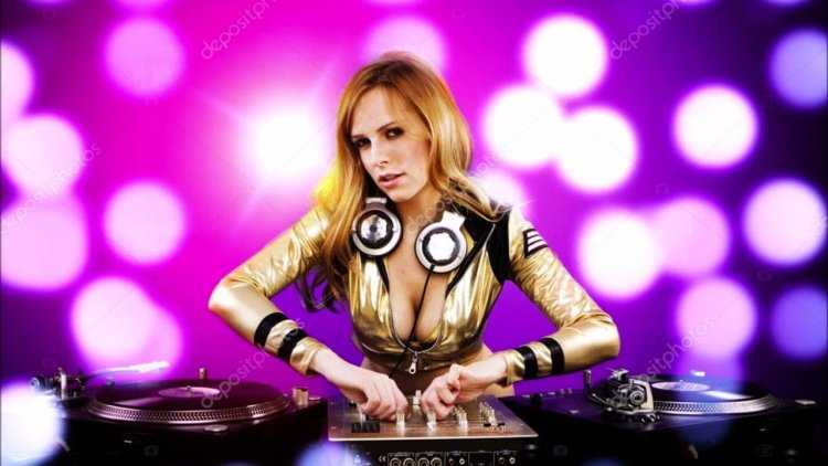 Девушка диджей с пушечными ядрами