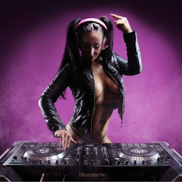 Девушка диджей с большой грудью