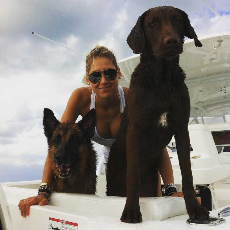 Энрике Иглесиас и Анна Курникова с собаками