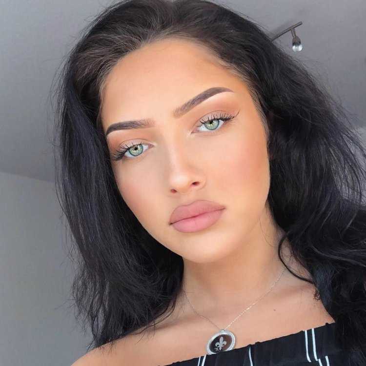 Грузинка со светлыми глазами