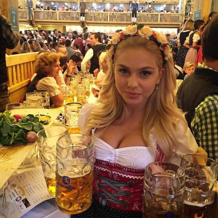 Девушка блондинка в дирндль