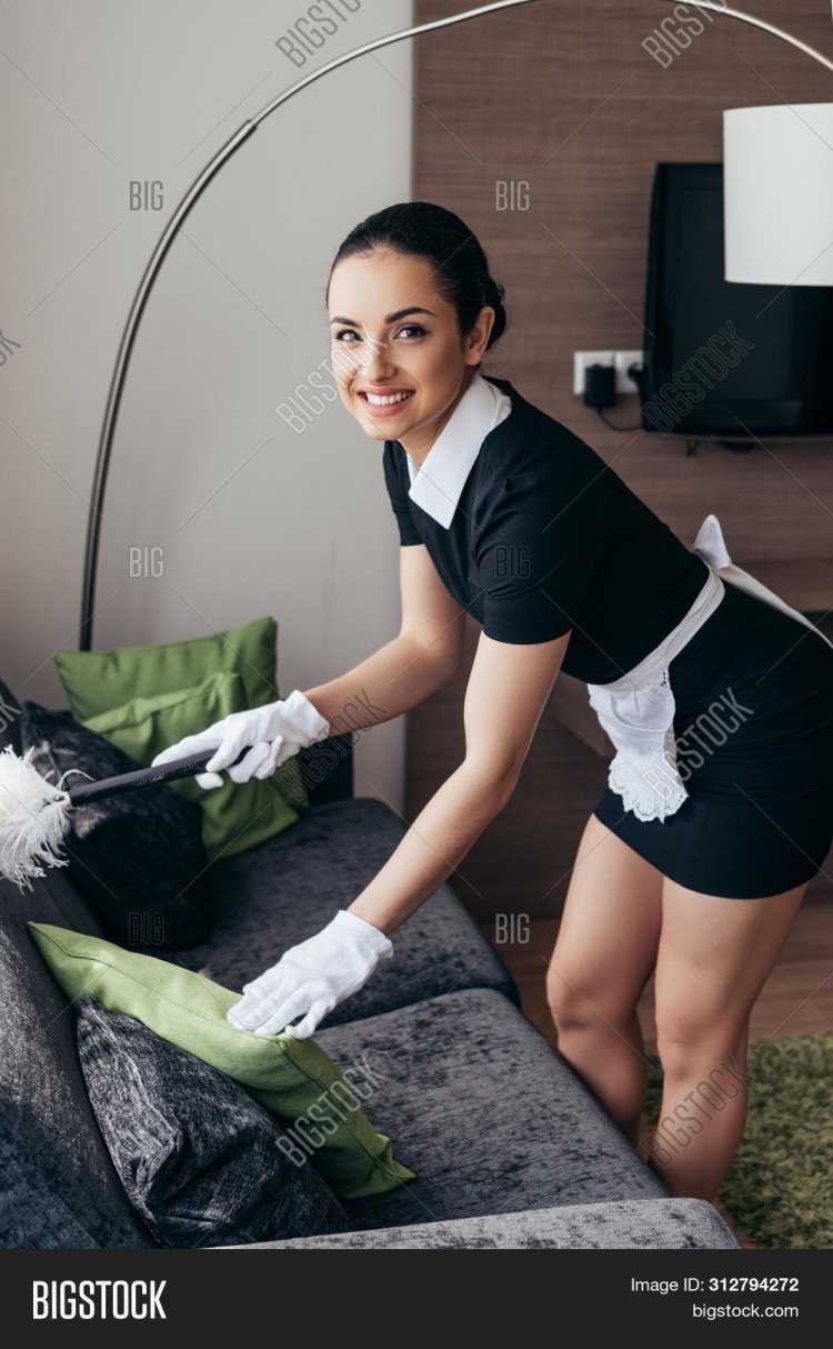 Уборщицы в отеле в перчатках