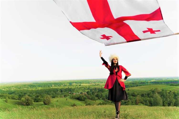 Девушка с грузинским флагом