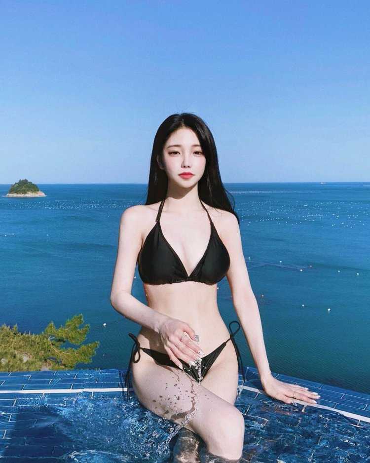 Девушки кореянки в купальниках