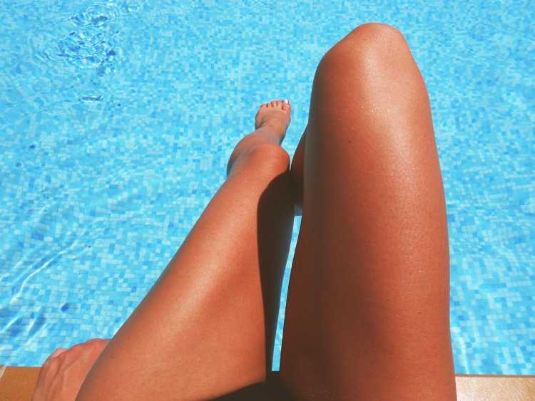 Женские ноги в бассейне