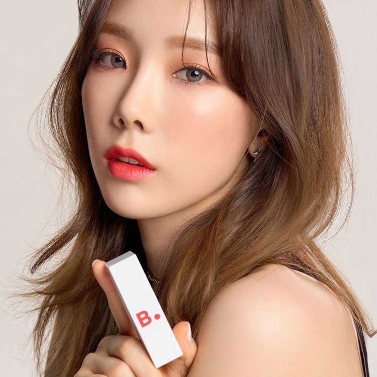 Красивая кореянка с косметикой