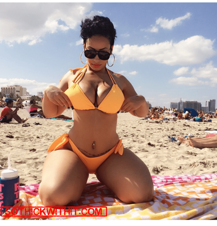 Пышные женщины на пляже частные