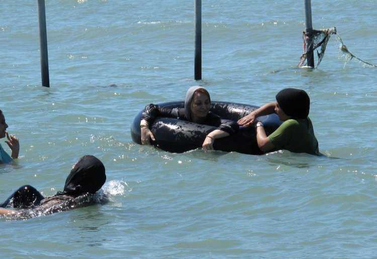 Иранские женщины на пляже