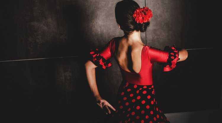 Испанская девушка в платье1