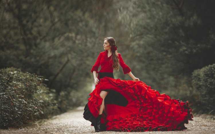 Девушка в Красном платье танцует
