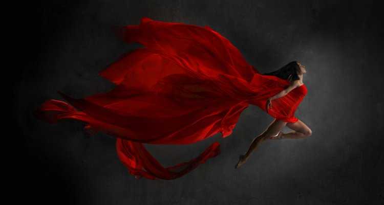 Девушка в Красном платье танцует
