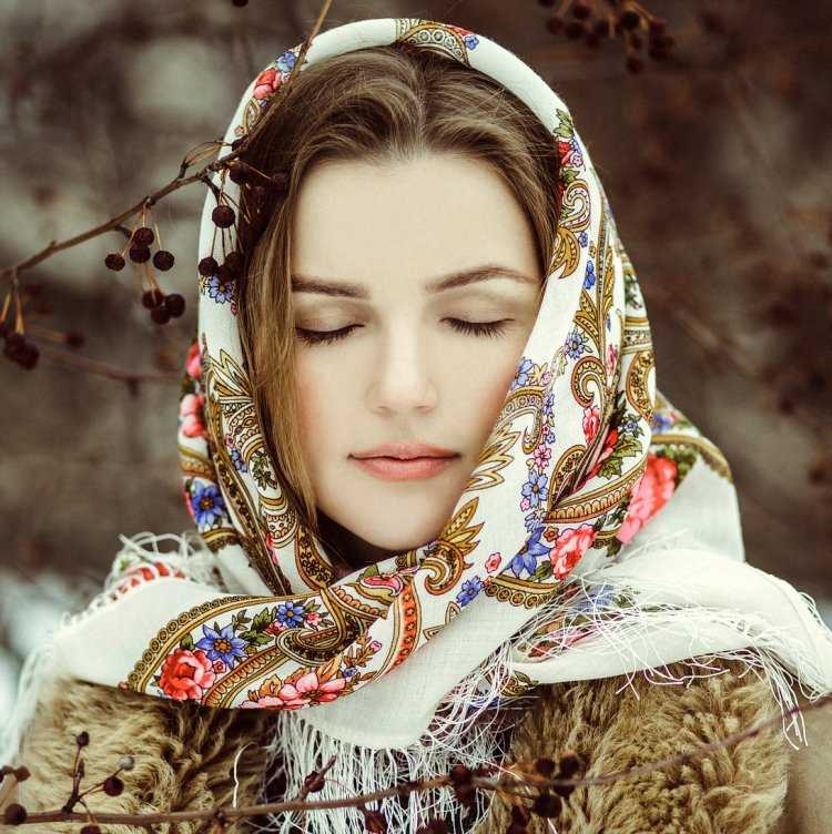 Женщина в платке и очках