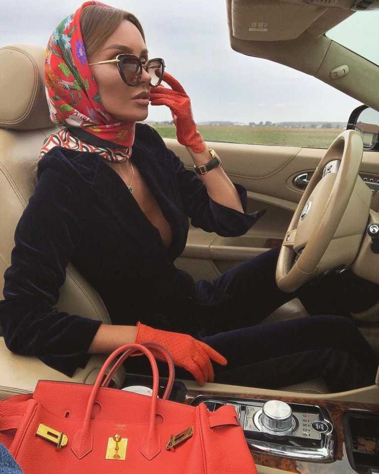 Гламурная в платке