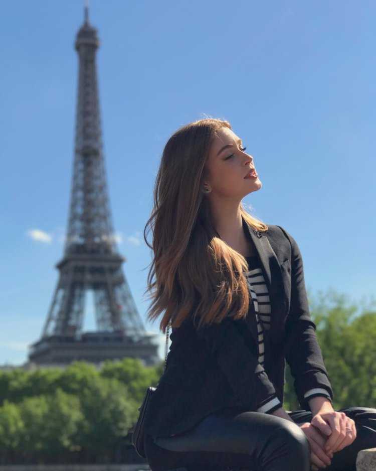 Девушка на фоне Парижа