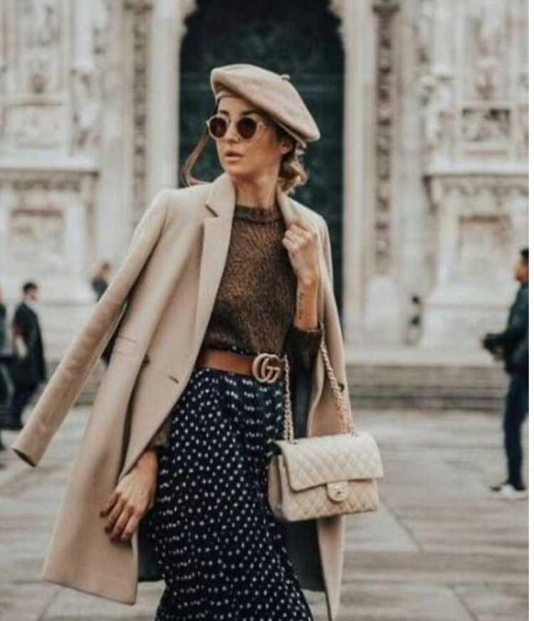 Эмили и Эйфелева башня Эмили в . Париже