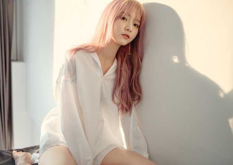 Японка на коленях