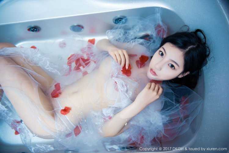 Молодые азиаточки в ванной