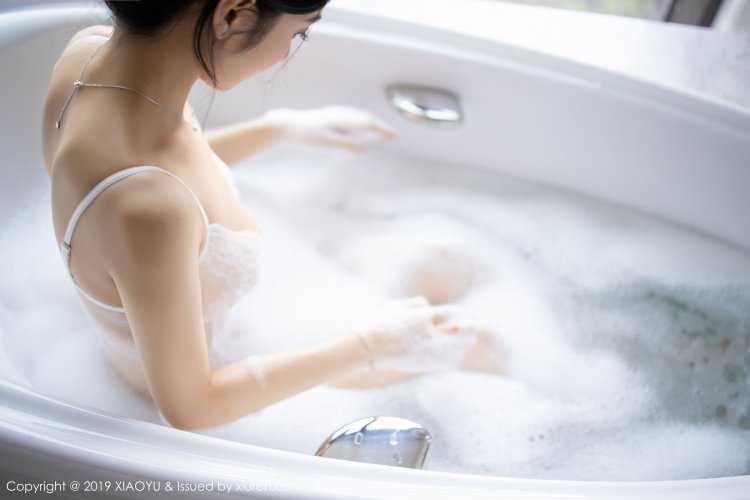 Японка с большой грудью в ванной8