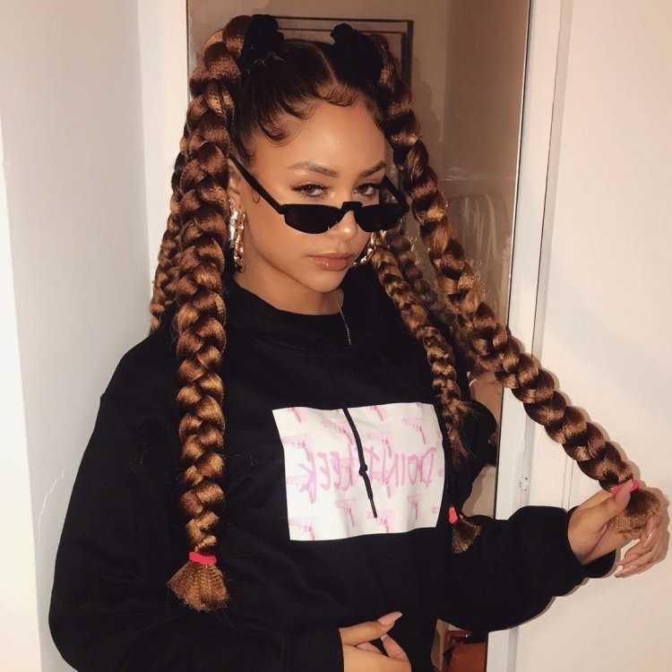 Девочка вся в черном с черными косичками