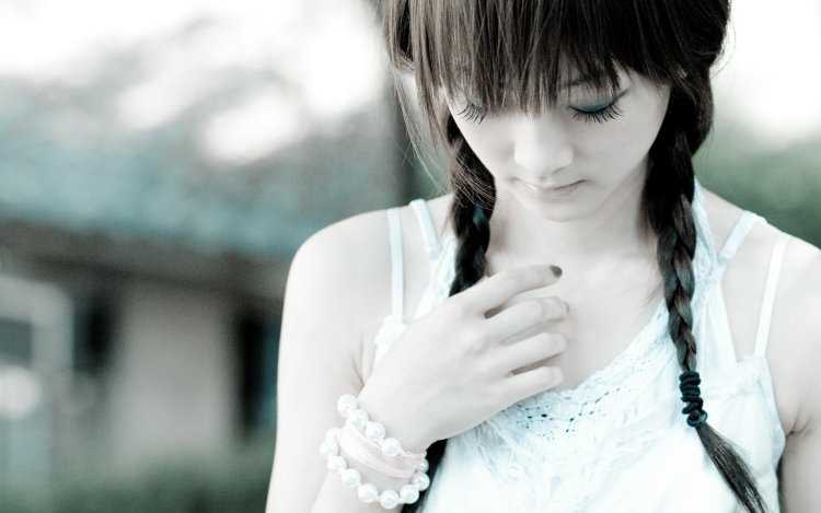 Девушка с косичками