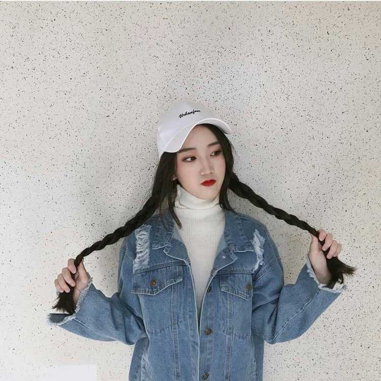 Кореянка с косичками