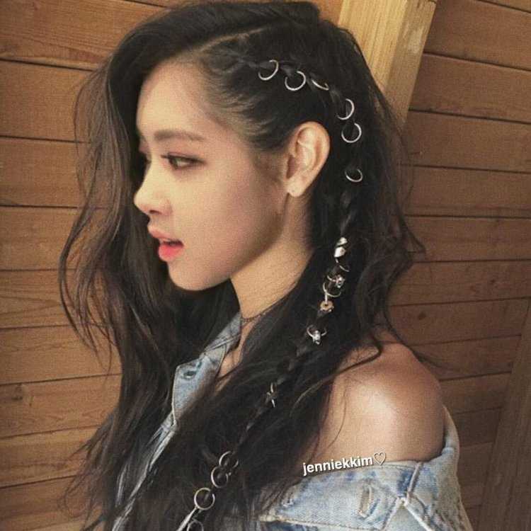 Розе Блэк Пинк с косичками