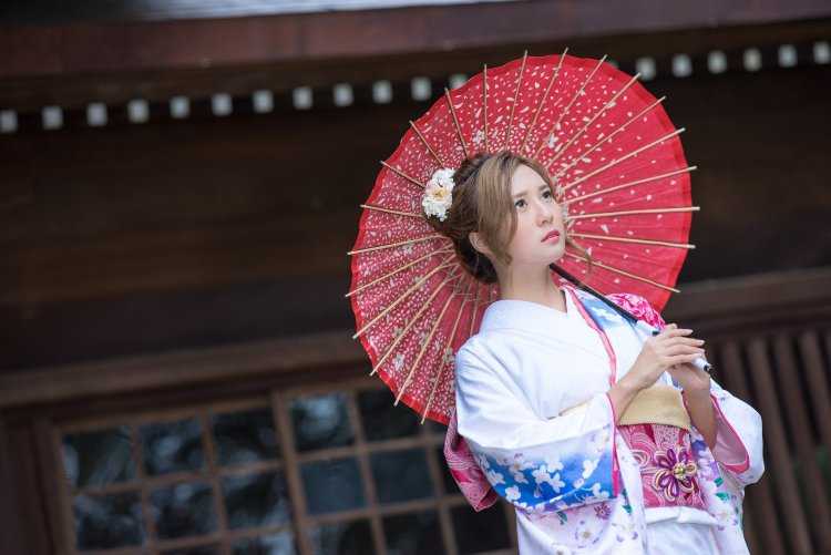 Японка в кимоно с зонтиком