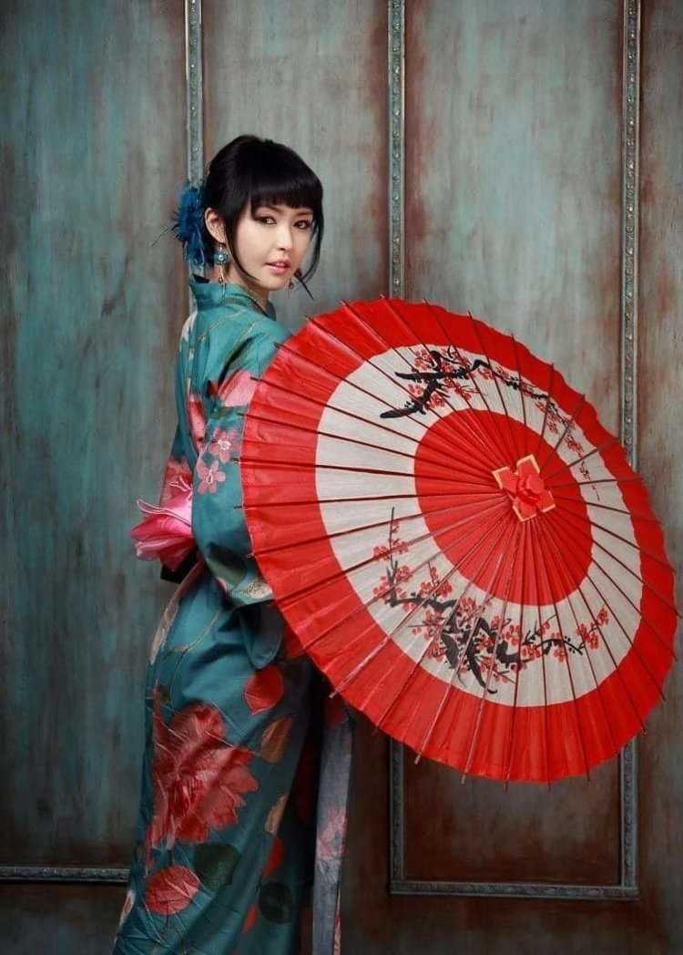 Японка с зонтиком