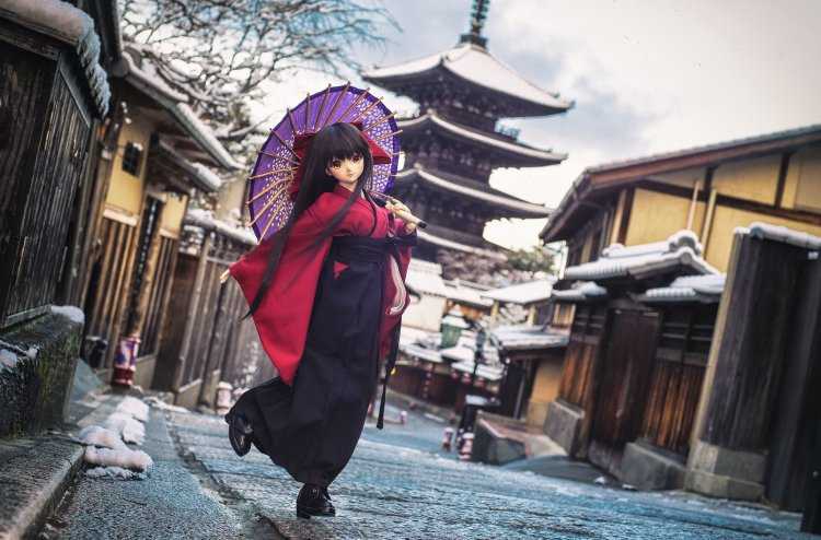 Девушка в кимоно с зонтом