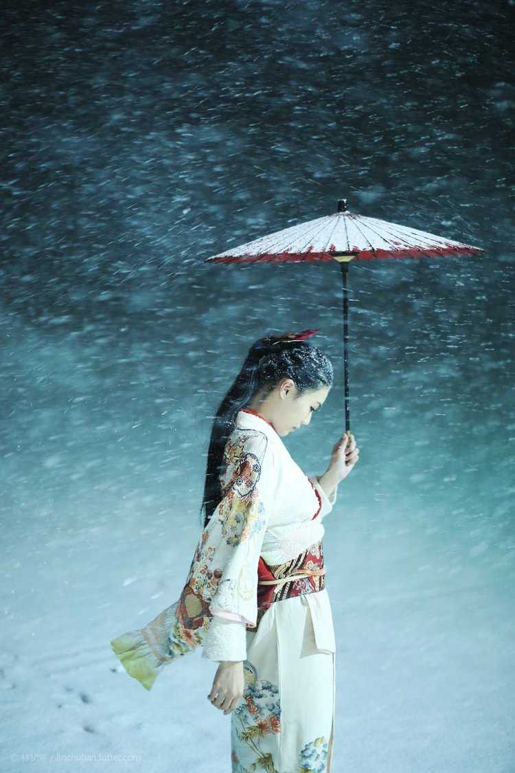 Девушка с японским зонтиком