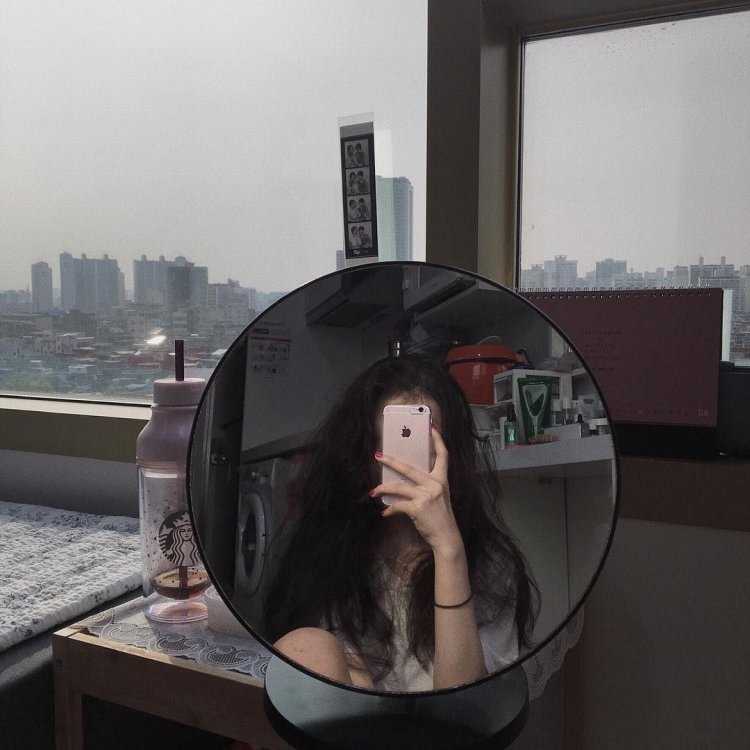 Девушка в зеркале Эстетика