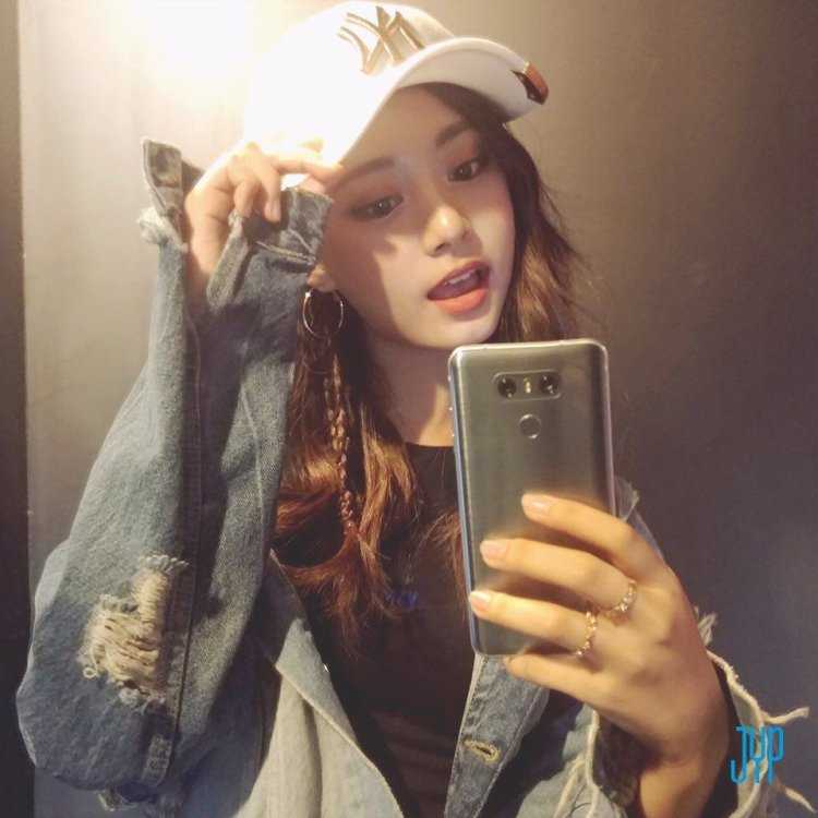 Наён твайс селфи в зеркале