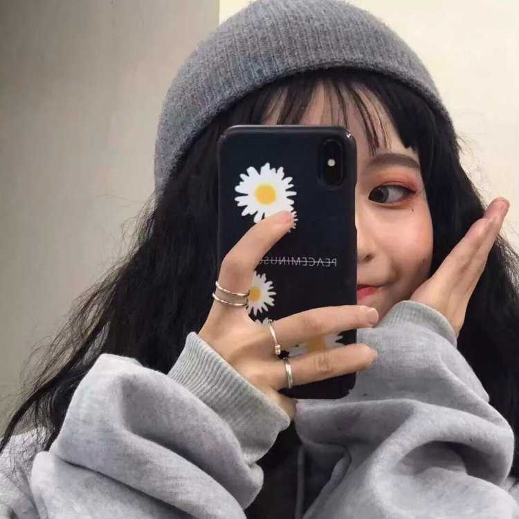 Кореянка с телефоном