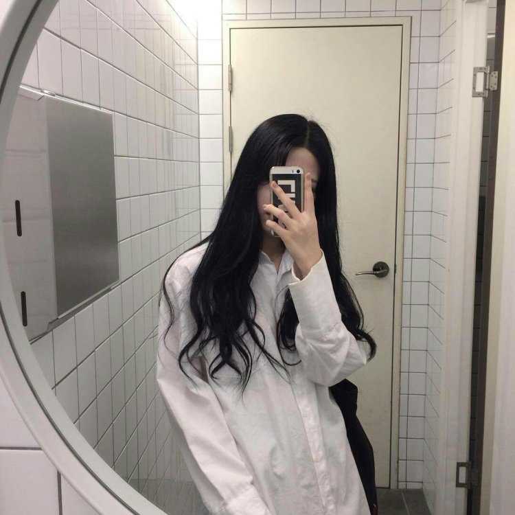 Брюнетки в зеркале с длинными волосами