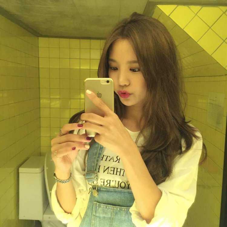 Кореянка с телефоном