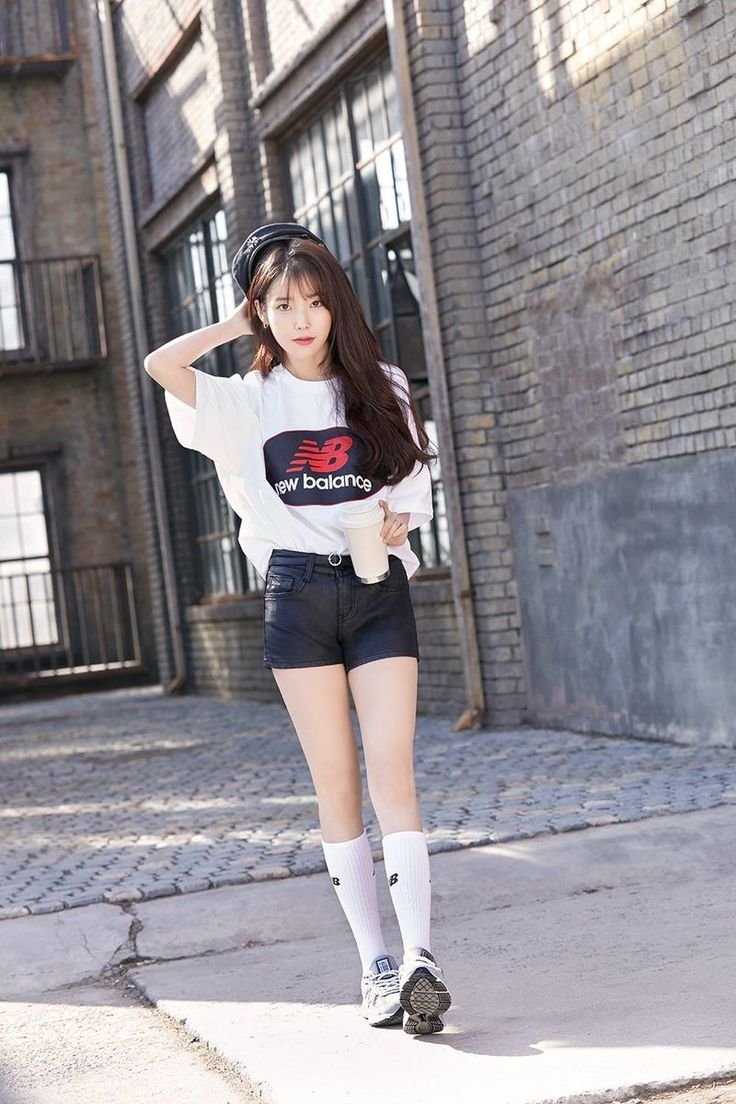 IU В шортах