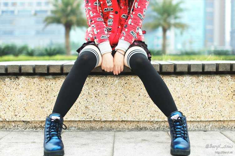 Девушки в гольфах и кедах