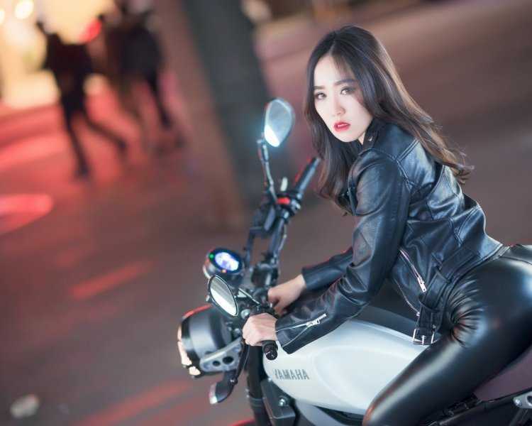 Азиатки в кожаных платьях